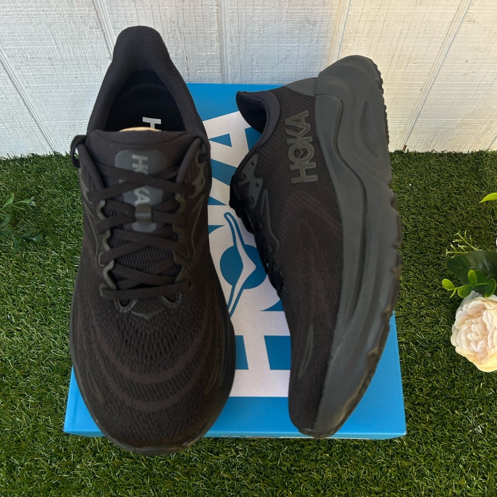 HOKA Arahi 8 women 
Best seller NEW Sz 9.5D
COLOR: Black / Black